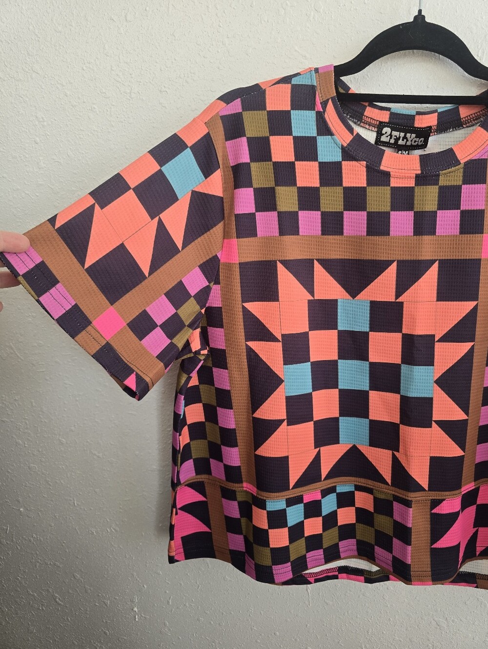 2 Fly Co. NWT SEW IT GOES *RANCH HOUSE QUILT Print Boxy Short Sleeve Top - Picture 5 of 8